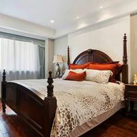 Lit double en bois massif de style campagnard américain classique, grand lit pour chambre de villa