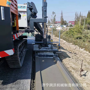 Máquina formadora de bordillos de hormigón de gran tamaño con sistema hidráulico de orugas de acero para la construcción de canales laterales de carreteras - Product Image 1