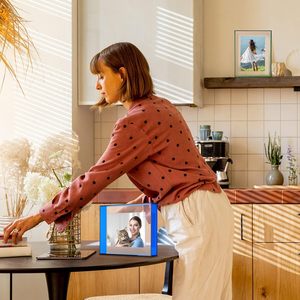 Cadre photo en acrylique à bords colorés pour affichage de bureau moderne Cadre photo en acrylique suspendu au mur flottant - Product Image 5