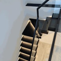Escalier flottant modulaire sur mesure : Assemblage facile pour projets de villas écologiques isolées