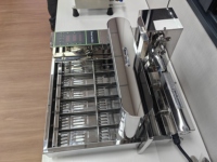 Mini machine à beignets à six rangées, type électrique automatique avec écran numérique, machine à faire des mini beignets en stock, mini fabricant de beignets
