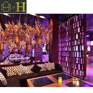 现代室内装饰酒廊酒吧夜总会设计，配有发光二极管灯和酒吧家具