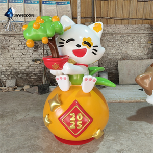 Sculpture de <span class=keywords><strong>chat</strong></span> de dessin animé de nouvel an-Kitty en fibre de verre joyeux tenant un arbre fruitier pour centres commerciaux et hôtels (année personnalisable) - Product Image 1