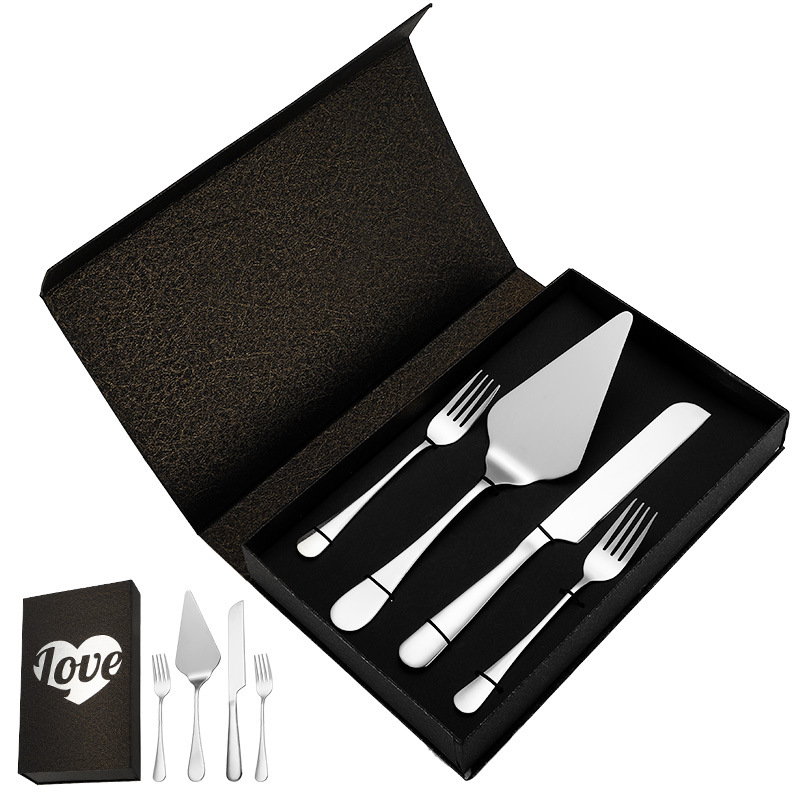 Ensemble de quatre pièces couteau à gâteau, spatule et fourchette en argent