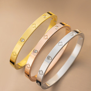 Brazalete de Mujer al por Mayor, Estilo Europeo y Americano, Chapado en Oro, Acero Inoxidable con Incrustaciones de Diamantes, Diseño de Flores y Corazones - Product Image 1