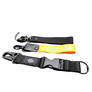 Lanière courte personnalisée en nylon noir avec patch en caoutchouc d'un côté, logo cousu, pour extérieur, bracelet porte-clés - Product Image 1