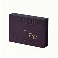 Caja Rígida para Vino Color Borgoña Oscuro Personalizada con Diseño Geométrico en Dorado, Empaque de Regalo de Lujo con 3 Compartimentos para Marcas de Vino