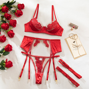 Ensemble de Lingerie Rouge en Dentelle 4 Pièces en Gros : Soutien-Gorge en Maille Transparente, Porte-Jarretelles, String et Manchettes en Dentelle pour Femmes – Sous-vêtements Sexy OEM ODM - Product Image 6