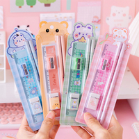 Soododo Lot de 5 pièces de papeterie en plastique pour l'école Coffret cadeau pour enfants comprenant des crayons Taille-crayon Règle-pour la promotion du bureau