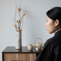 Vase hydroponique de table en céramique artisanale de style chinois Huaijin pour l'arrangement floral zen et l'espace thé.