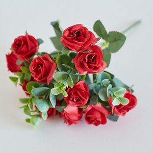 Fleurs décoratives artificielles en soie exquises, petites roses et eucalyptus, pour hôtel et usage extérieur, vente en gros en Chine - Product Image 2