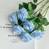Centre de table de mariage de luxe haut de gamme, fleurs artificielles roses, roses artificielles blanches, roses bleues effet glace brisée, bouquet artificiel