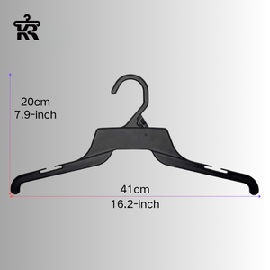 Cintre en plastique PS noir de 41 cm avec rainures larges pour les épaules, idéal pour les t-shirts, manteaux fins, robes et débardeurs pour femmes, parfait pour l'affichage de vêtements en magasin. - Product Image 1
