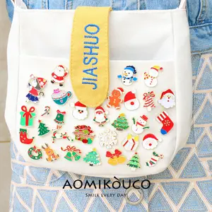 Broche en émail dur flocon de neige plaqué or vêtements cartable décorer broche cadeaux de Noël épingle de revers flocon de neige personnalisée avec pochette