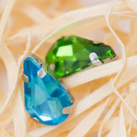 Strass en verre K9 en forme de goutte d'eau avec griffes argentées, cristaux en forme de poire à coudre en gros pour fabricants de robes de mariée