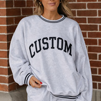 Sweat-shirt surdimensionné gris clair personnalisé pour femme, col rond, avec appliqué universitaire, rayures contrastées et bordure côtelée
