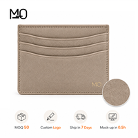 Porte-cartes en cuir fin beige avec trois fentes incurvées et aspect cuir texturé pour vente en gros sous marque privée OEM