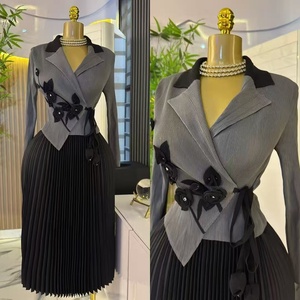Herbstliche Neue Miyake Große Größen Damen Plissiertes <span class=keywords><strong>Blazer</strong></span>-Kragen Blumen Midi-Kleid mit Gürtel Lässige Elegante Outfits für Büro-Damen - Product Image 3