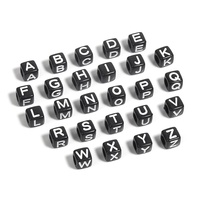 Perles en acrylique carrées de 6 mm et 7 mm, base noire, lettres blanches, 26 lettres uniques, perles à huile, accessoires DIY pour chaînes de téléphone portable, vente en gros