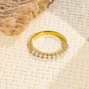 Anillo de Eternidad de Acero Inoxidable con Baño de Oro de 18K para Mujer - Banda Texturizada con Diseño de Puntas Compartidas, Moderno, de Lujo Discreto, para Uso Diario - Product Image 3