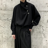 Kemeja Hitam Kasual Longgar dengan Kerah Tidak Beraturan dan Kancing untuk Pria, Cocok untuk Streetwear dan Pemakaian Sehari-hari.