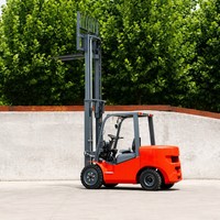 Chariot élévateur contrepoids électrique lithium-ion HL 3T à triple mât, pneus pleins, zéro émission, utilisation en intérieur