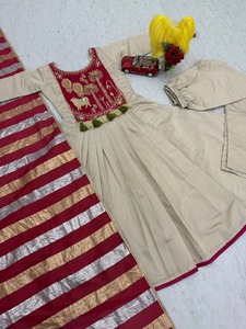Oferta especial en conjunto Kurti de microalgodón blanco de diseñador con pantalones acampanados para bodas, fiestas y ocasiones festivas. - Product Image 4