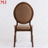 Chaise de salle à manger commerciale de luxe en aluminium avec finition grain de bois, dossier rétro décoré de rivets, portable, durable, prête pour les événements