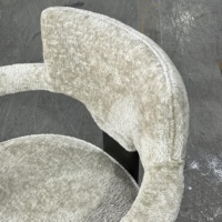 Chaise de salle à manger moderne en velours capitonné avec accoudoirs courbes, structure en bois massif, mobilier pour restaurant, café, hôtel