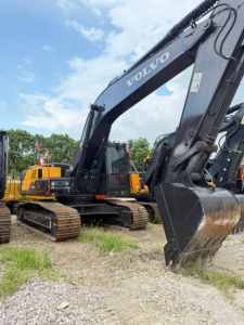 Excavatrice Volvo EC210 d'occasion, faible nombre d'heures de fonctionnement, godet de 1,1 m³, système hydraulique stable, excavatrice Volvo pour projets routiers et travaux de terrassement. - Product Image 1