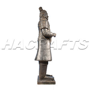 Scultura di guerrieri in terracotta graziosa di colore nero antico in ceramica per regali aziendali - Product Image 3