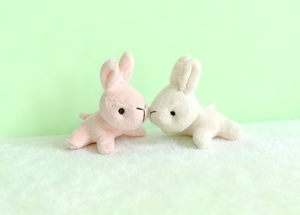 Mini peluche lapin adaptée aux bébés - Lapins en peluche doux à tenir en main, idéal pour le développement sensoriel et les câlins des bébés - Product Image 6