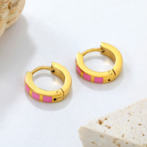 Pendientes Huggie Chapados en Oro con Incrustaciones en Morado, Rosa y Negro, Diseño Geométrico, Pendientes de Aro Modernos para Mujeres y Hombres - Product Image 4