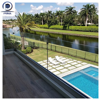 Système de balustrade moderne avec panneaux en verre trempé et structure durable pour villas, maisons et appartements