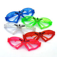 Plastique 2025 Led clignotant en forme de coeur lunettes lumineuses brillent dans le noir fête Rave lunettes d'obturation pour les lunettes de fête du nouvel an