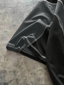 T-shirt Urban Street nera e grigia con cuciture a contrasto, in rete, oversize, a maniche corte, con badge in metallo, traspirante, streetwear estivo. - Product Image 4