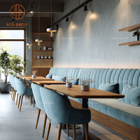 Ensemble de meubles de café moderne, de restaurant, de salon de thé, canapé en tissu bleu ciel, banc et chaises individuelles, tables à manger carrées en bois