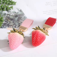 Nouveau pendentif sac 3D fraise, porte-clés fraise en résine, accessoires de sac pour femme, pendentif porte-clés de voiture