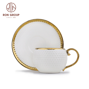 Juego de tazas de <span class=keywords><strong>café</strong></span> <span class=keywords><strong>y</strong></span> platillos con mango, juego de tazas de <span class=keywords><strong>café</strong></span> <span class=keywords><strong>y</strong></span> capuchino, cerámica chapada en oro, color blanco, borde dorado, venta al por mayor - Product Image 3