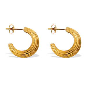 Boucles d'oreilles créoles en forme de C plaquées or en acier inoxydable, bijoux tendance, collection été 2025 - Product Image 5