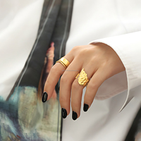 Bague ouverte moderne dorée avec double bande, structure superposée, bijoux fins minimalistes pour femmes, à porter au quotidien ou en cadeau