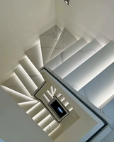 Marches et contremarches d'escalier en pierre frittée sur mesure, aspect marbre antidérapant, en dalles de porcelaine