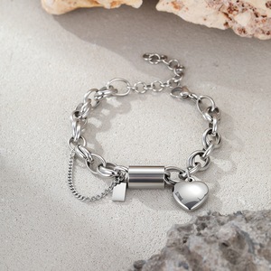 Bracelet en acier inoxydable avec pendentif cœur, style mode transfrontalier, inaltérable, personnalisé, de niche, européen et américain - Product Image 4