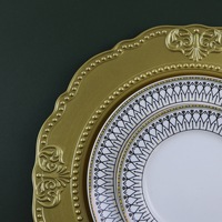 Assiette de présentation en plastique argentée avec motif floral sur le bord pour mariage, décoration et maison et cuisine (vente en gros)