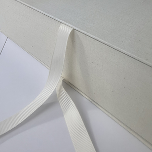 Elegante Scatola Regalo in Lino con Chiusura Magnetica |   Dimensioni, colore e design personalizzabili |   Confezioni Ispirate ai Libri - Product Image 6