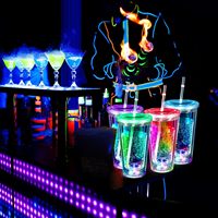 Gobelet globe de neige illuminé dans l'obscurité Party Favor, Gobelets LED à double paroi de 16 oz Glow Cups Tasses de voyage Cadeaux avec 3 couleurs