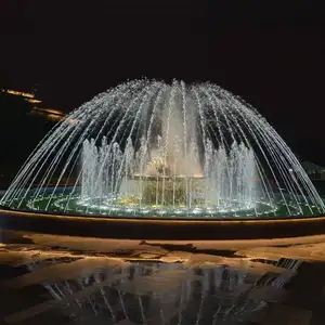 Una Fuente Grande interior de agua de Pilar imponente con luces y difusor