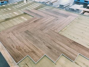 Suelos de lujo SPC híbridos con sistema de clic, de roble natural con grabado profundo en espiga, capa de resistencia al desgaste para alto tráfico, ideales para hoteles. - Product Image 4