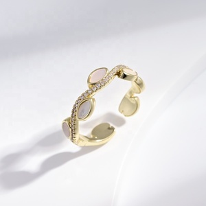 Bague de mode en laiton plaqué or 18 carats avec pierres précieuses, design de créateur, pour femme, zircon marquise, ajustable, en cuivre - Product Image 1