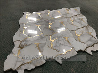 Marbre Calacatta Gold, mosaïque en forme de cube d'eau avec incrustation en laiton